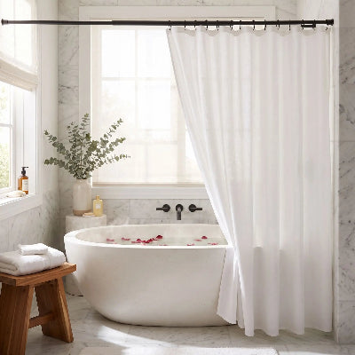 barre de douche noire installer avec crochets et rideau de douche