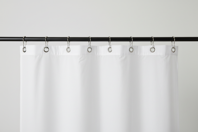 Barre de douche noire centrée fond gris avec rideau et crochets