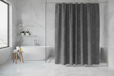Rideau de douche gris anthracite dans une salle de bain moderne sur sol en marbre blanc