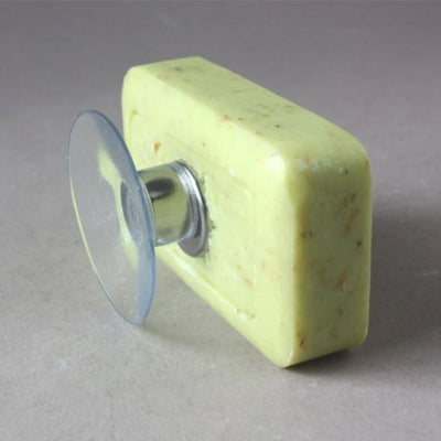 Porte savon aimanté avec savon jaune fixé sur ventouse murale