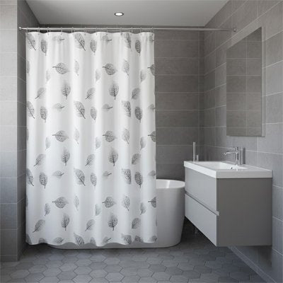 Rideau de douche blanc avec feuilles grises élégantes accroché sur une barre de douche