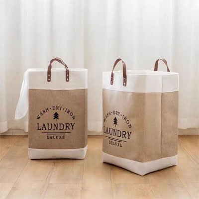 deux panier a linge sur le sol cote à cote 