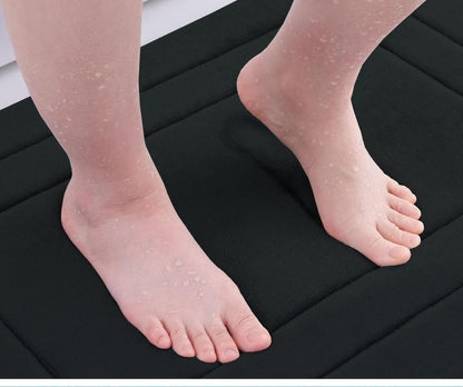 deux pieds sur tapis de salle bain noir