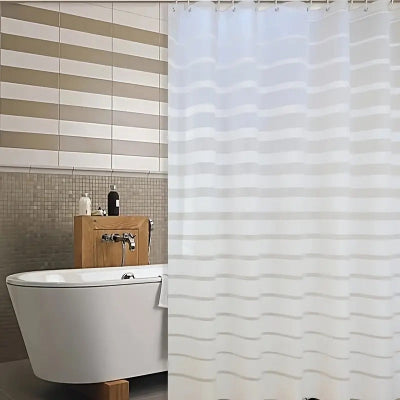 douche rideaux rayures blanches accrochés avec les crochets devant la moitié bain