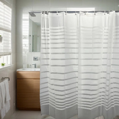 douche rideaux rayures blanches accrochés sur barre avec les crochets