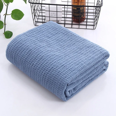 drap de bain 100 x 150 bleu pli_ sur le comptoir devant petit panier