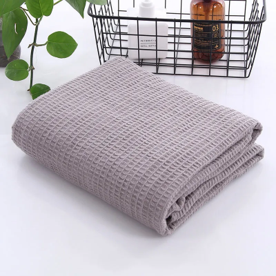 drap de bain 100 x 150 gris pli_sur le comptoir devant petit panier