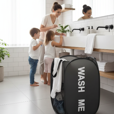 famille dans salle de bain avec panier salle de bain noir