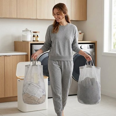 femme à 2 sacs intérieurs provenant de panier à linge sale beige