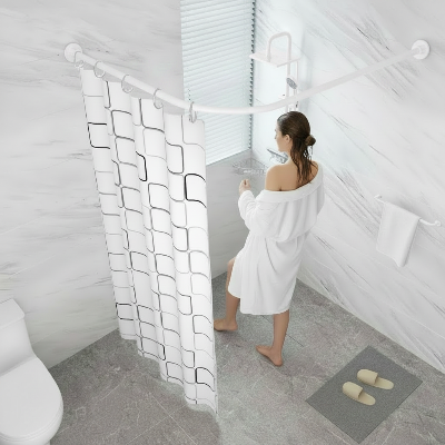 femme qui entre dans la douche barre rideau de douche blanche