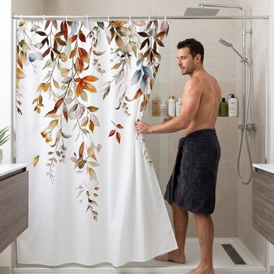 homme entrant dans la douche tient le rideaux douche blanc fleurs automne