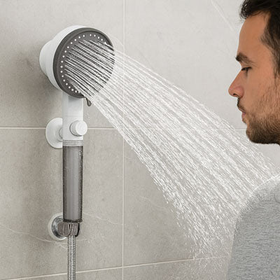 homme pomme de douche anti calcaire mur eau