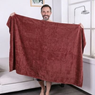 homme qui démontre la grandeur de la serviette de bain de couleur café