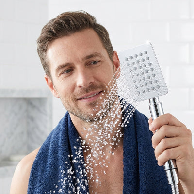 homme serviette sur epaules pommeau de douche argent eau
