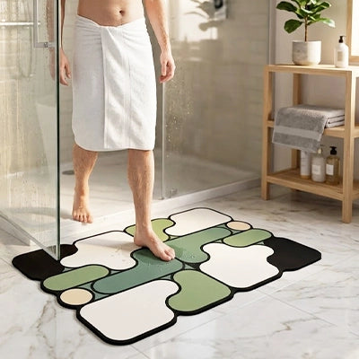 homme sortant de la douche sur le tapis salle de bain vert