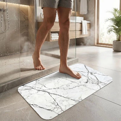 homme sortant douche sur tapis absorbant pour salle de bain aux motifs de marbre