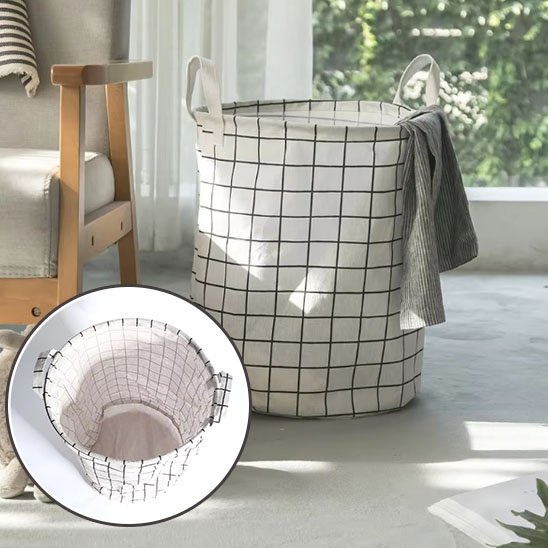 on voit 2 angles soit l'intérieur vide du panier à linge blanc et une vue sur le sol avec une serviette sur rebord