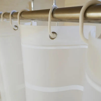 on voit les oeillets métalliques avec les crochets et le haut du douche rideaux accroché sur barre pour démontrer la qualité