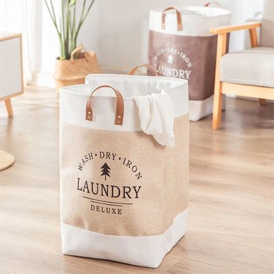 panier a linge au sol avec un vêtement sur le rebord