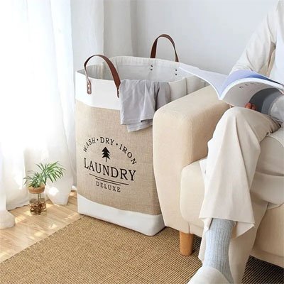 panier a linge avec un vêtement sur le rebord et personne assise sur petit fauteuil