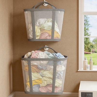 panier a linge pour salle de bain gris en 2 grandeurs remplis de vêtements 