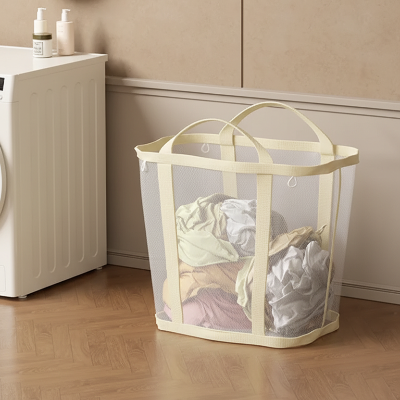panier a linge pour salle de bain jaune rempli de vêtements