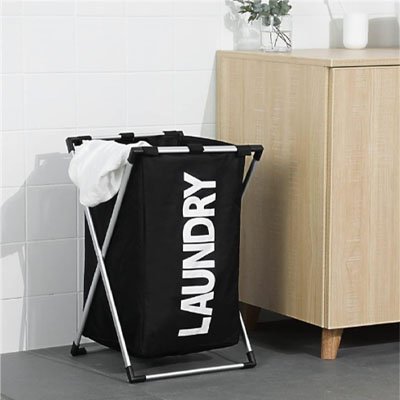 panier à linges sales noir ouvert avec linge sur rebord