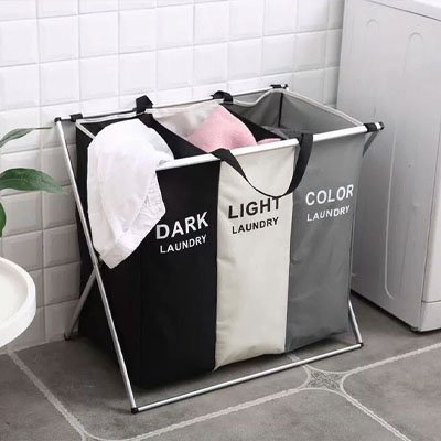 panier à linges sales triple avec des vêtements dedans
