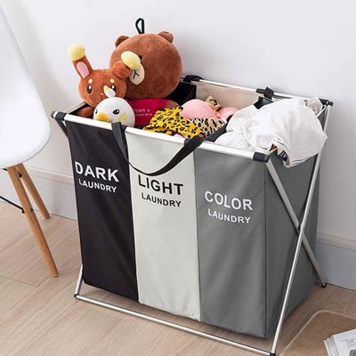 panier à linges sales triple remplis de vêtements et jouets