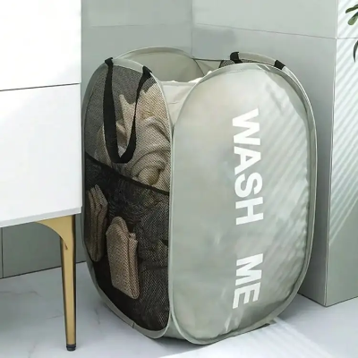 panier salle de bain gris dans un coin de la salle de bain