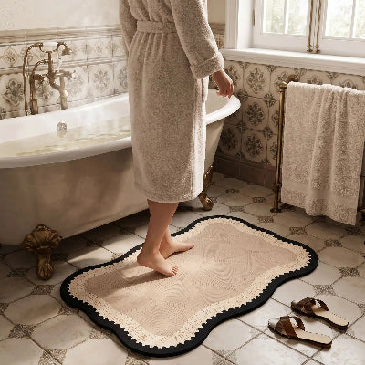 personne sur le tapis pour salle de bain beige rétro au coté de son bain rétro