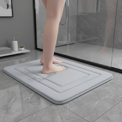 personne sur tapis de salle de bain gris pale