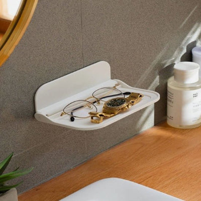 petite etagere mural salle de bain avec montre et lunette dessus