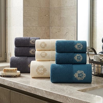 présentation des 3 couleurs de serviettes de bain bleu gris et beige