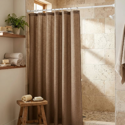 rideau de douche avec crochets sur barre de douche extensible de couleur blanche