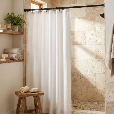 rideau de douche avec crochets sur barre de douche extensible de couleur noire