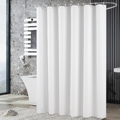 rideau de douche blanc sur tringle cachant presque tout le bain