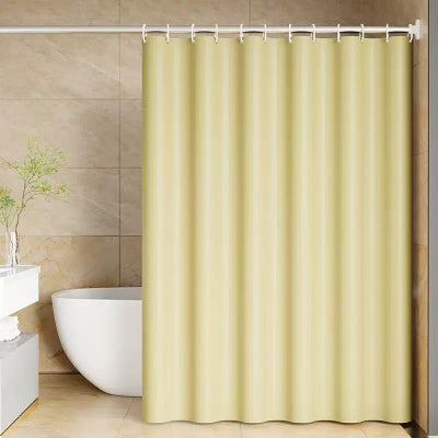 rideau de douche jaune sur tringle cachant presque tout le bain