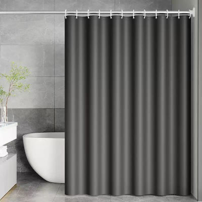 rideau de douche noir sur tringle cachant presque tout le bain