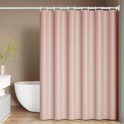 rideau de douche rose sur tringle cachant presque tout le bain