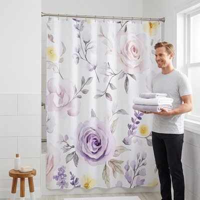 Rideaux douche avec des fleurs mauves avec homme à l’extérieur du bain
