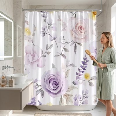 Rideaux douche avec fleurs mauves femme exterieur du bain