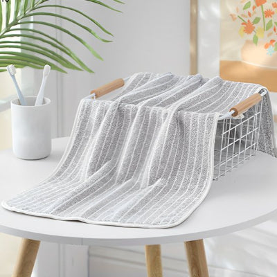 serviette de bain lot en gris sur panier de table