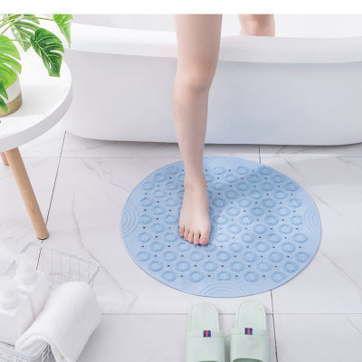tapis rond pour salle de bain bleu avec une jambe sortant du bain