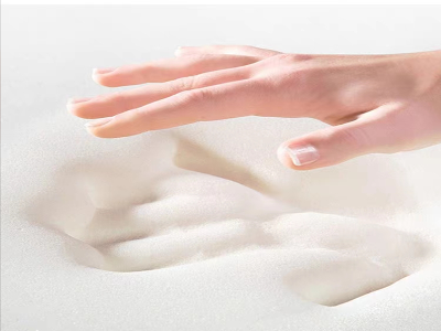 texture spongieuse avec une main sur le tapis de bain diatomite qui démontre le moelleux