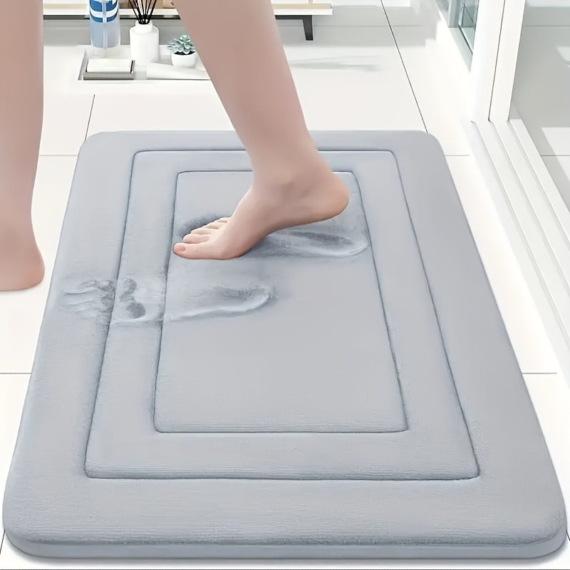 un pied sur tapis de salle de bain gris pale