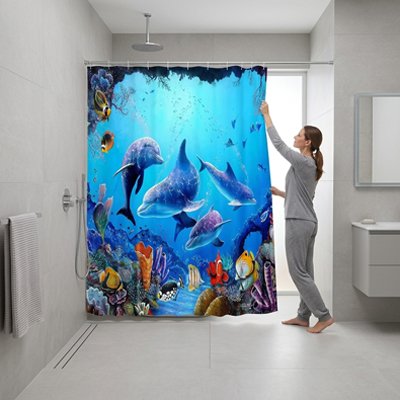 une femme ajuste le rideau de douche aux motifs de 4 dauphins des petits poissons dans un coucher de soleil dans océan