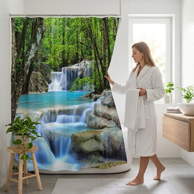 une femme avec robe de chambre tasse le rideau de douche avec un motif de cascades
