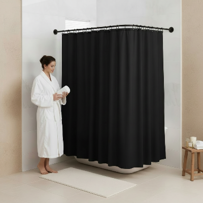 une femme devant les rideaux sur la barre rideau de douche noire