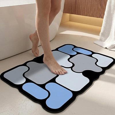 une personne debout sur le tapis salle de bain bleu